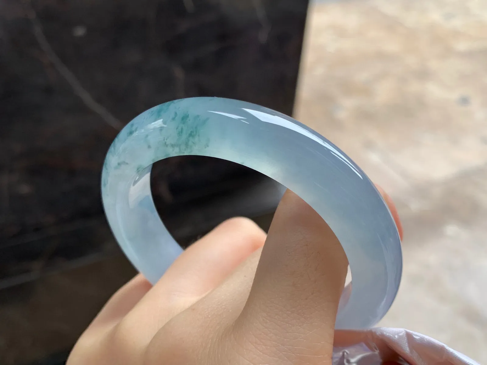 冰种紫底飘花手镯
尺寸：54.6-12.1-9.5mm
种老肉细～胶胶润润的料子