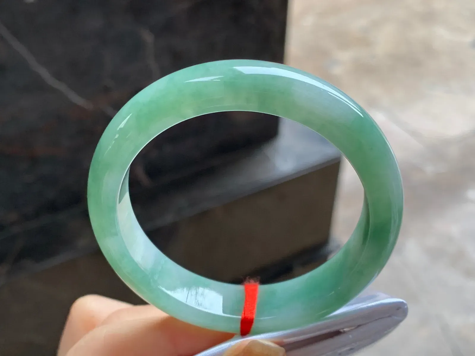 细糯手镯
尺寸：53.8-13-8mm
底子细腻干净～很耐看的料子