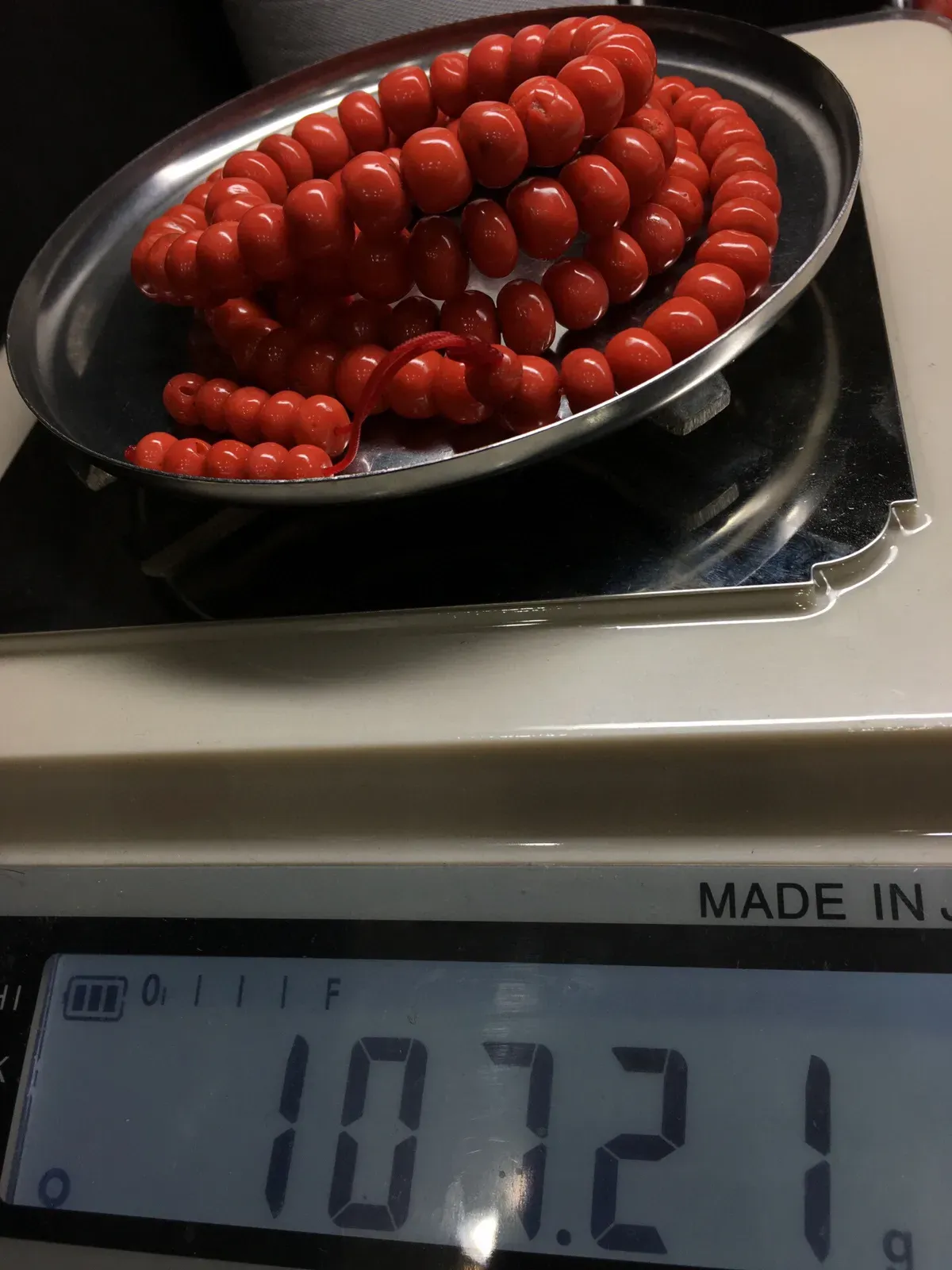 【天然橘红珊瑚9.6mm鼓珠108佛珠链】天然无添加无优化，意大利产地，沙丁材料，橘红色，裸石尺寸约为9.6-9mm，重量为107.21克。珊瑚自古被佛教视为珍宝，深海里千年生长的有生命宝石，有灵性，气场强大，佩戴者更有佛性，更有佛缘！材料限制有天然虫眼。可忽略不计。