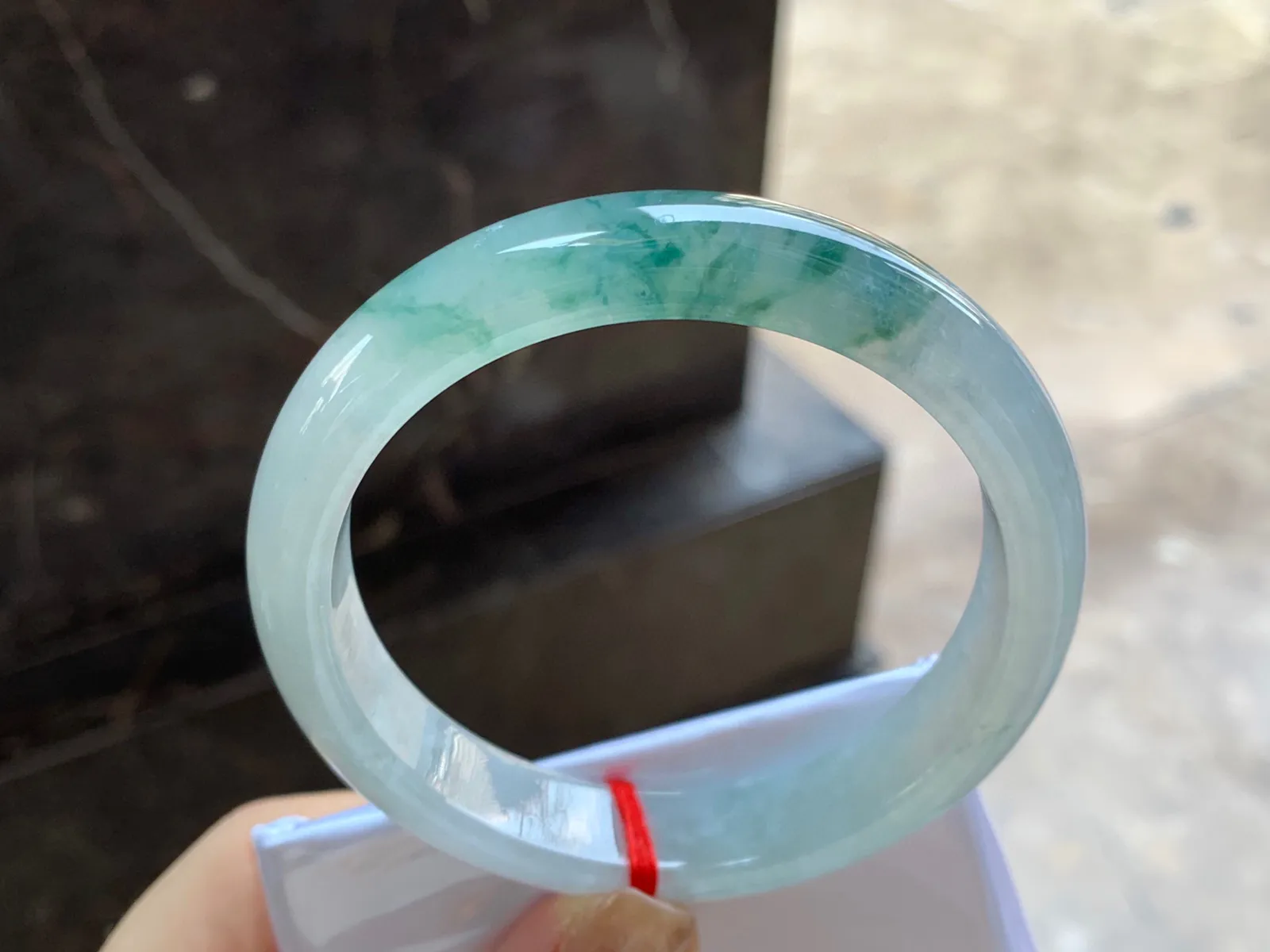 飘花手镯
尺寸：59.2-12.5-7.8mm
种水好 大圈口 飘花点缀