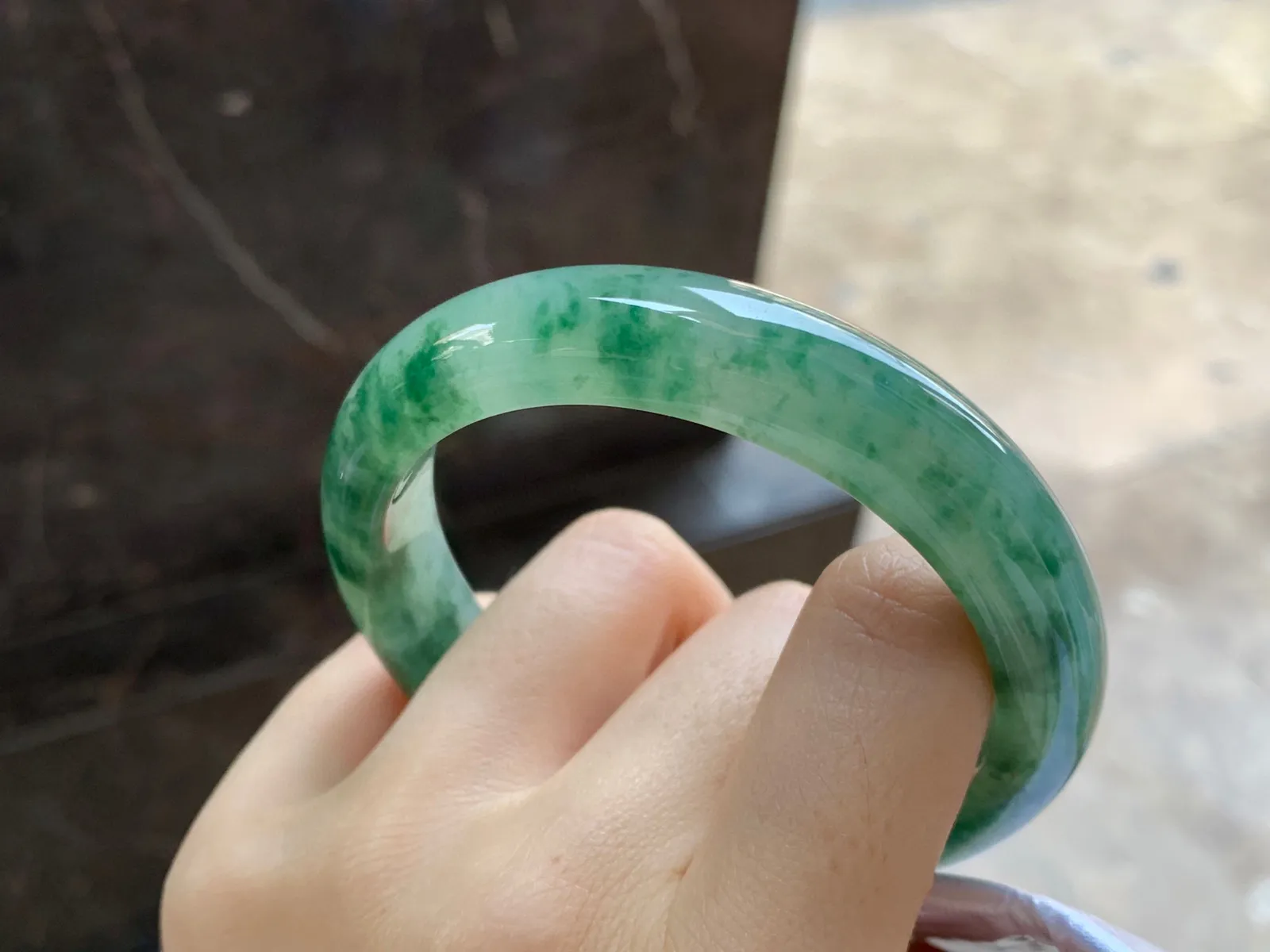 飘绿花手镯
尺寸：56.4-12.2-8.7mm
肉质细腻～绿花浓郁