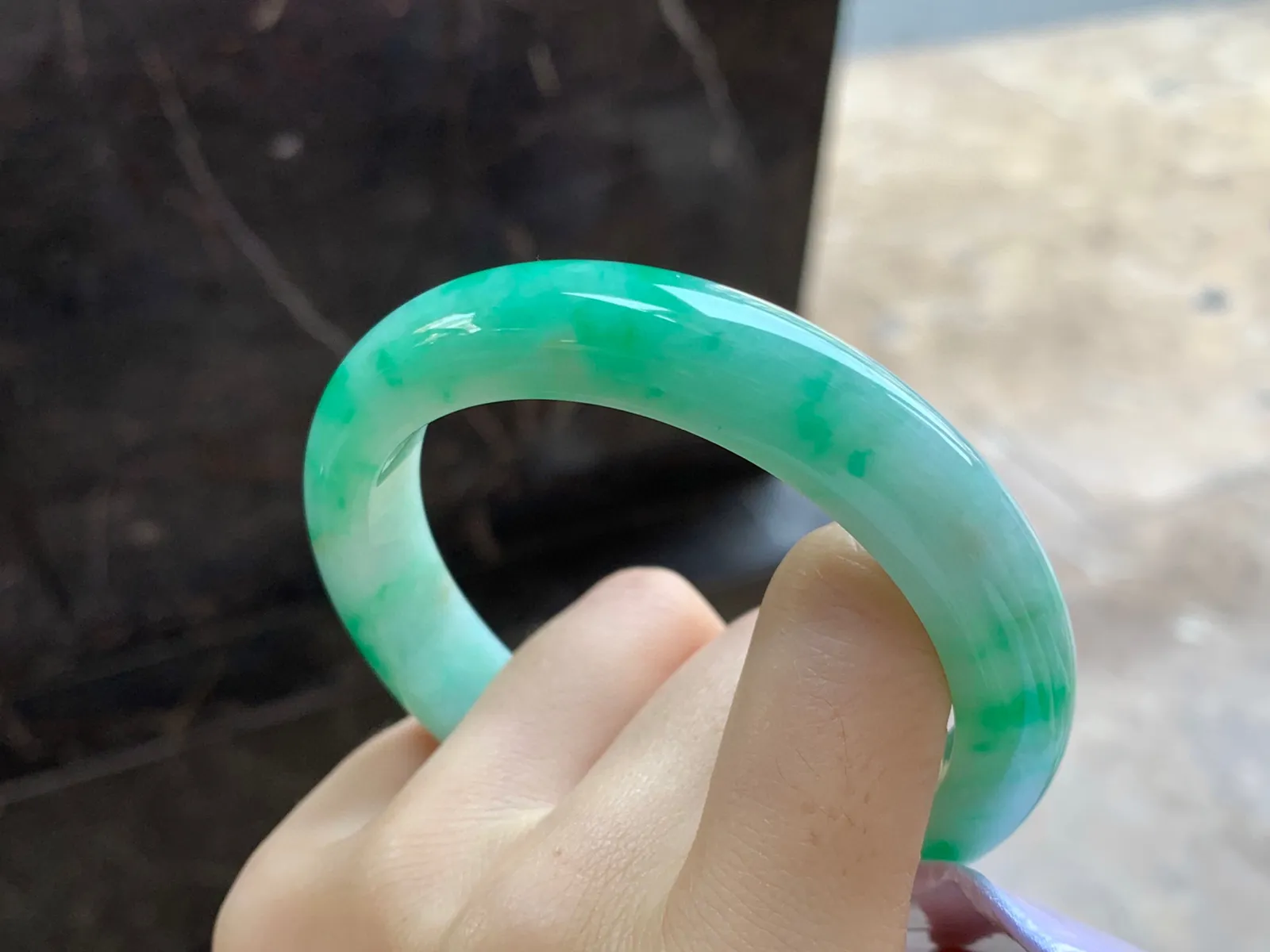 带色手镯
尺寸：57.9-12.9-9.3mm
肉质细腻～绿色点缀上手好看