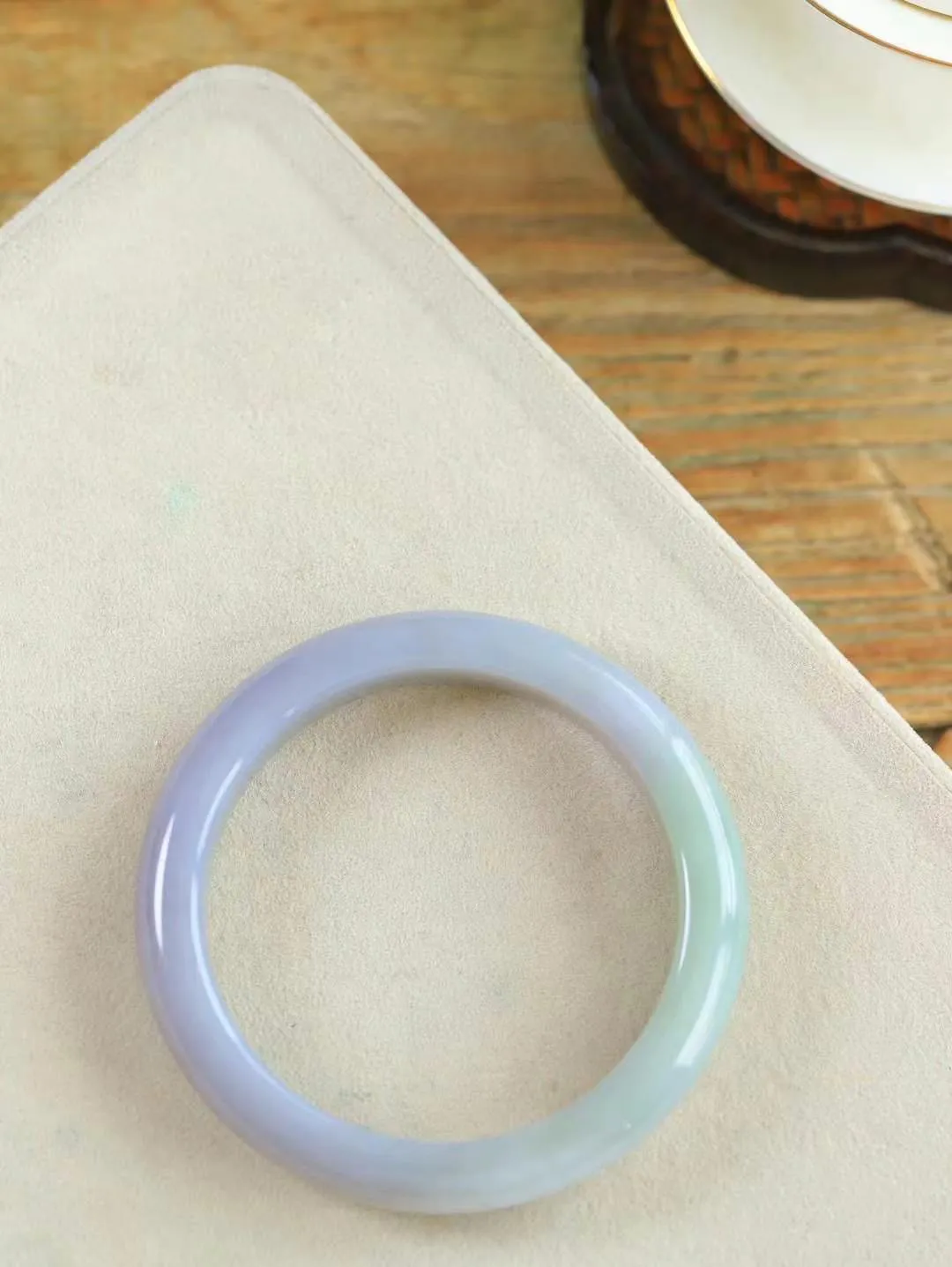[温润如玉.手镯]

精品️和田玉烟紫翠青双色手镯。玉质温润细腻 油性十足 手感舒适，高华雅逸，线条流畅，简约大气，美自天成，素雅高贵。佩戴于腕间，婉约之美，举手投足间透出那份低调奢华。重57.5克 内径59mm尺寸12.5-8.7mm 78601714A