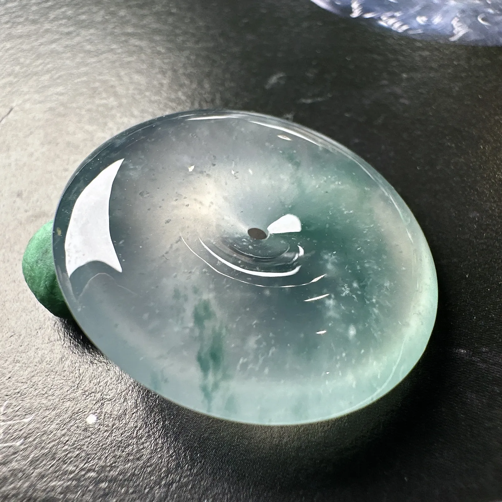 【冰种飘花平安扣】木那雪花棉，质地非常细腻，冰润十足，种老冰透，荧光闪耀
