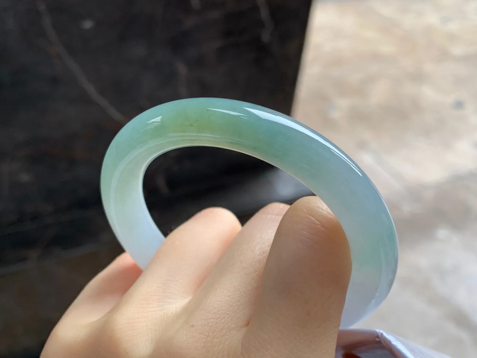 种水圆条手镯
尺寸：53.5-10mm
种水好 小清新 特色镯