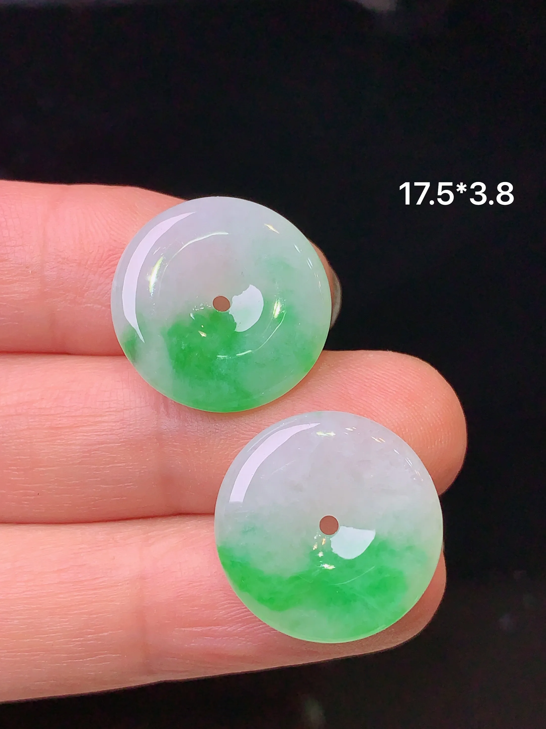 飘绿平安扣一对  玉质细腻 水润亮眼  整体尺寸17.5*3.8