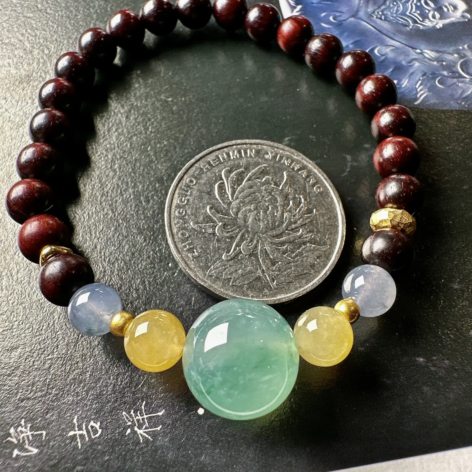 【冰种多宝手串】搭配小叶紫檀手串，五彩缤纷，翡翠的多色之美。颗颗质地细腻，光泽度上佳，颜色亮丽