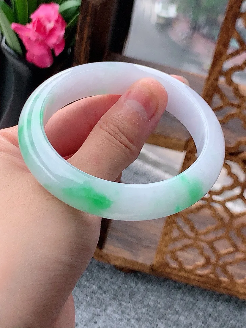 a货翡翠老坑飘绿正装正圈手镯55-56圈口 尺寸55.5×13×8mm 重量59.67g 0615