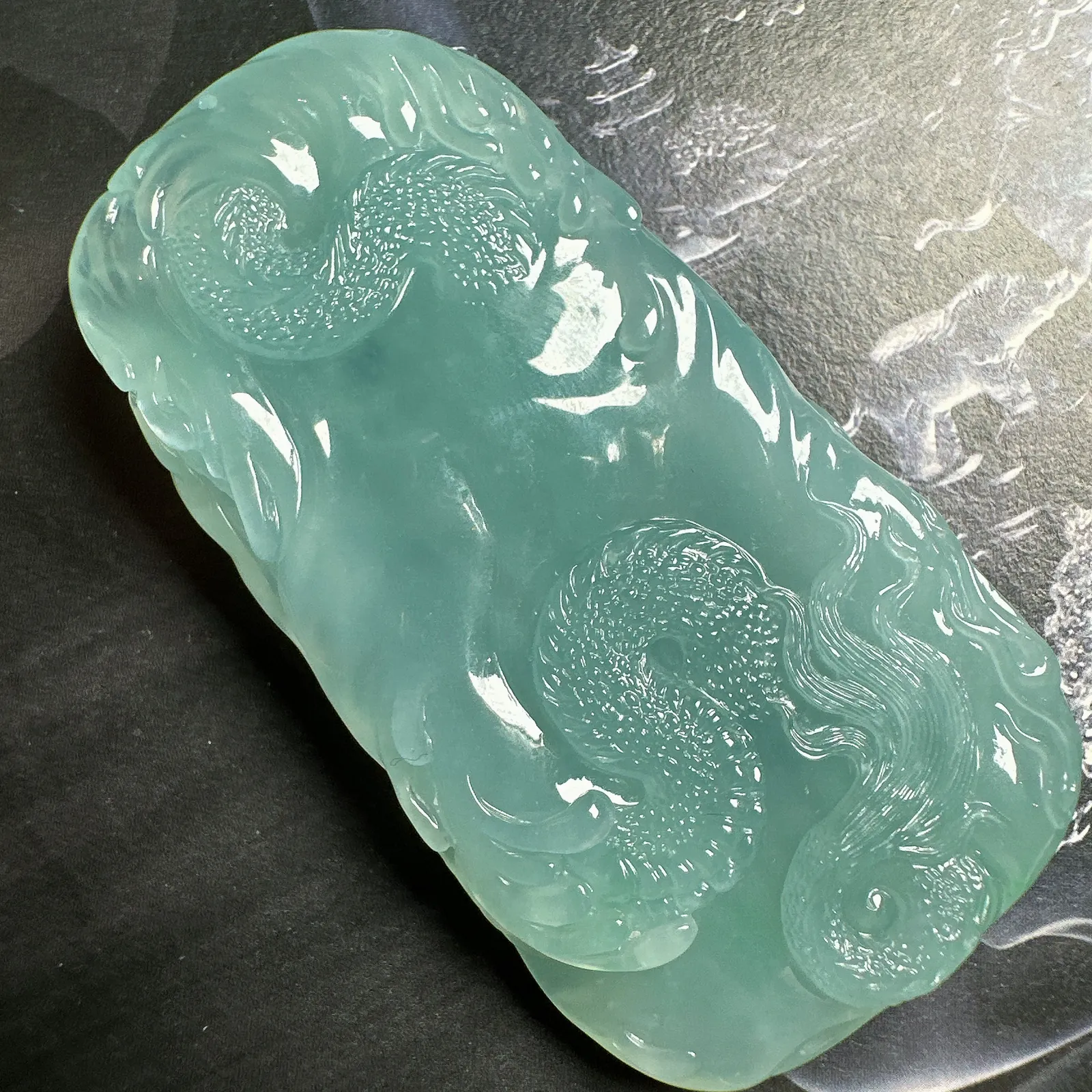 【龙牌】天空蓝、芙蓉底立体大龙牌，质地细腻纯净，色泽清新亮丽，冰感很好，雕工细腻威猛。