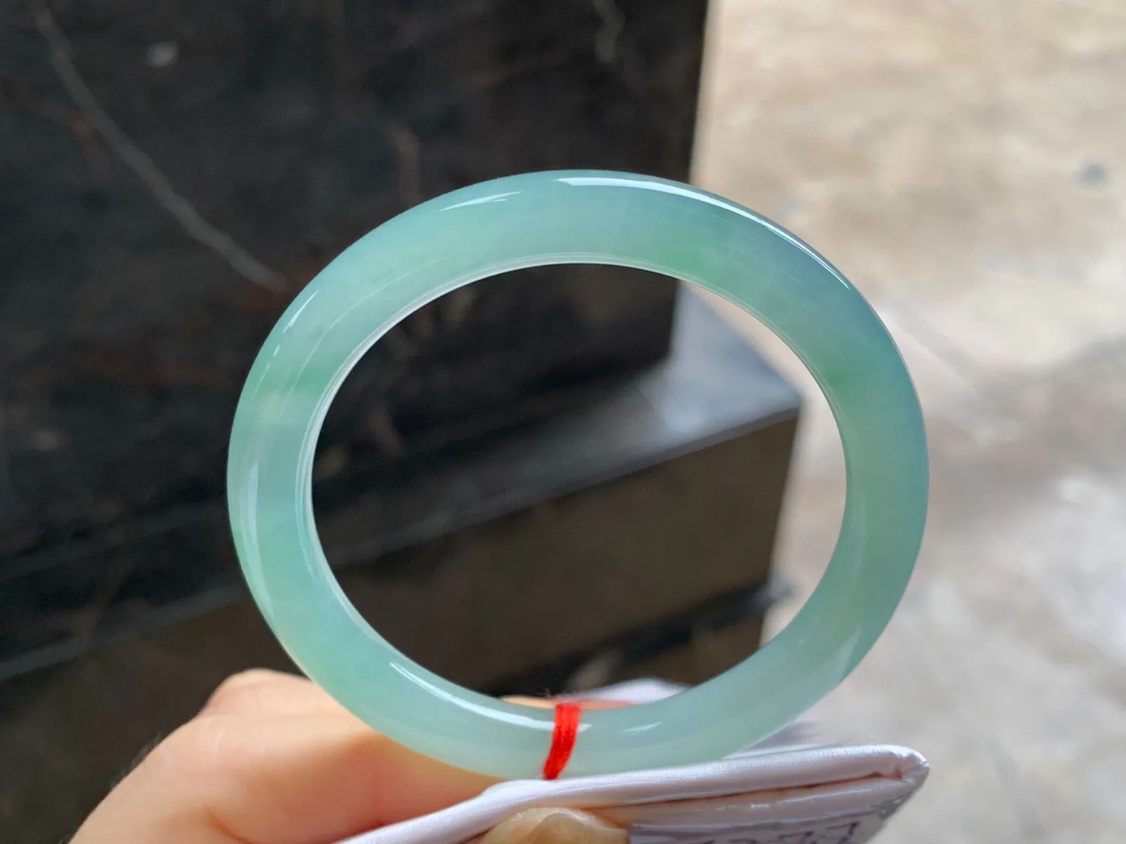 晴水圆条手镯
尺寸：52-7.3-7.7mm
水润十足～小清新