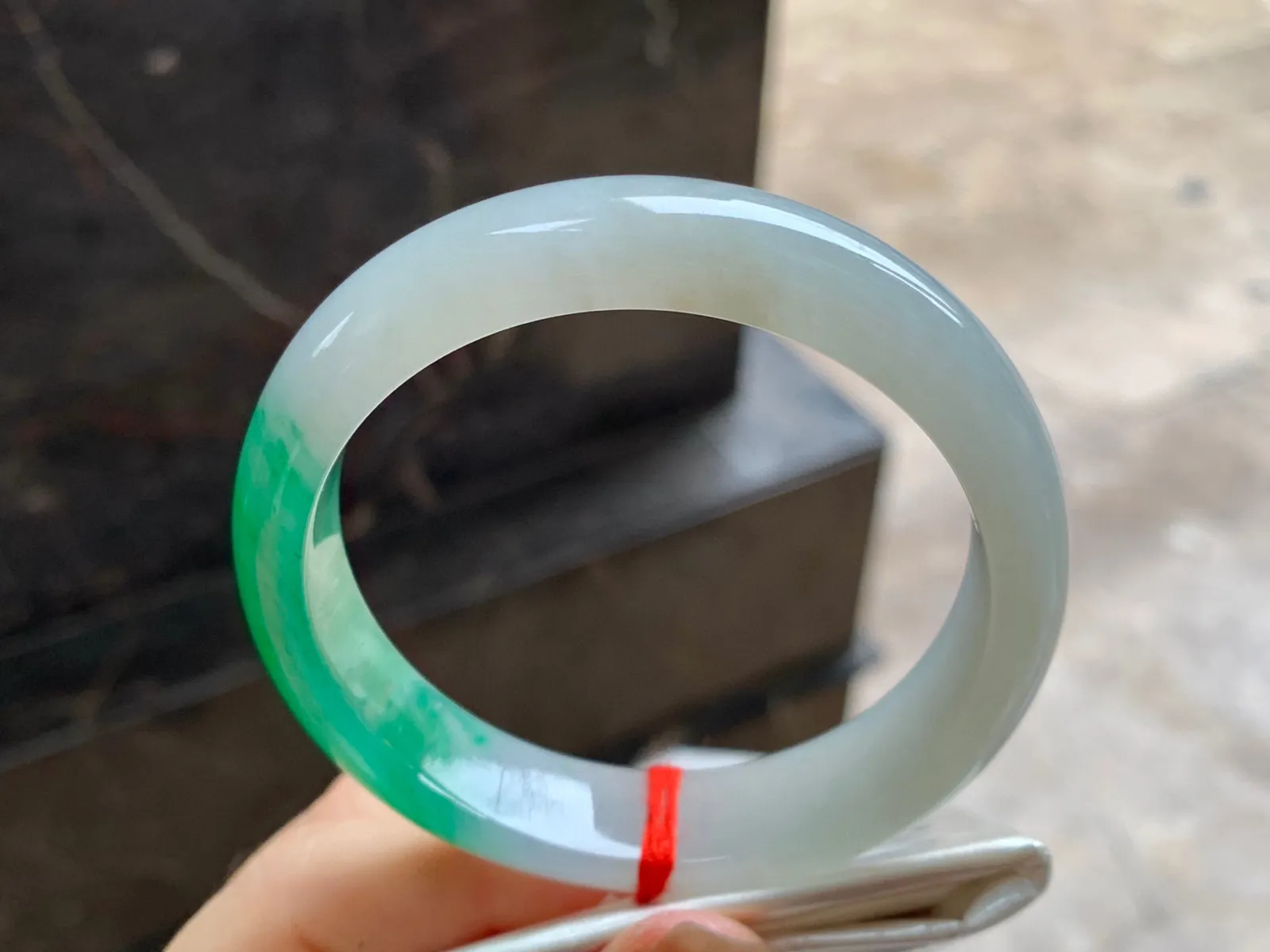 阳绿色手镯
尺寸：55.8-13-8mm
底子细腻～一段绿色漂亮