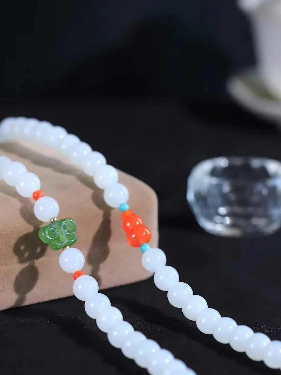 【链.108】

货头精选 和田玉白玉108挂链 玉质温润细腻 油性十足 佩戴舒适。珠珠落玉盘，间关莺语花底滑，一生美好时光，无论身在何处，都有它相伴相守。事事顺遂，幸福美满，吉祥如意。重89.3克 尺寸取一7.8mm FDL-72601693