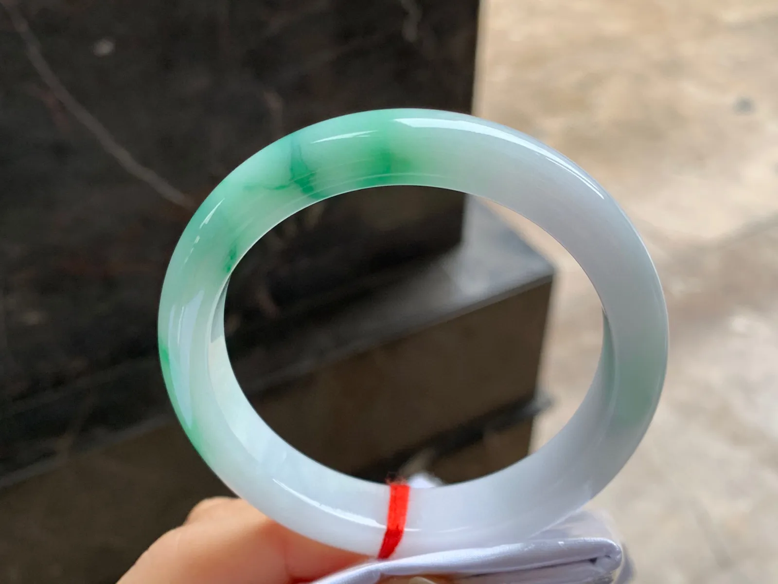 带色手镯
尺寸：56.8-11.7-8.4mm
底子细腻干净～绿色点缀
