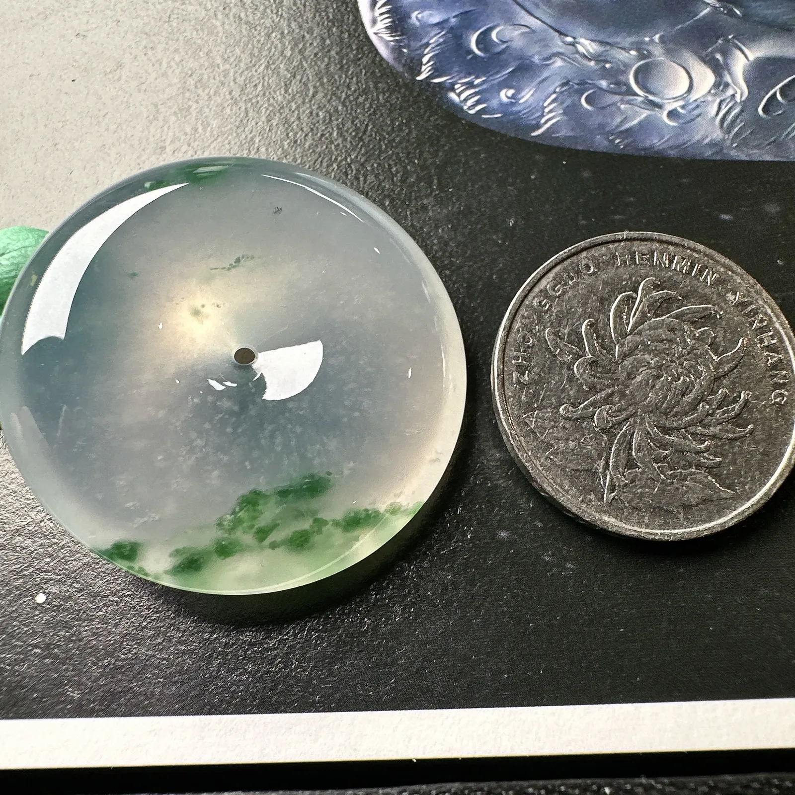 【冰种飘绿平安扣】草绿色泽，质地非常细腻，冰润十足，种老冰透，荧光闪耀