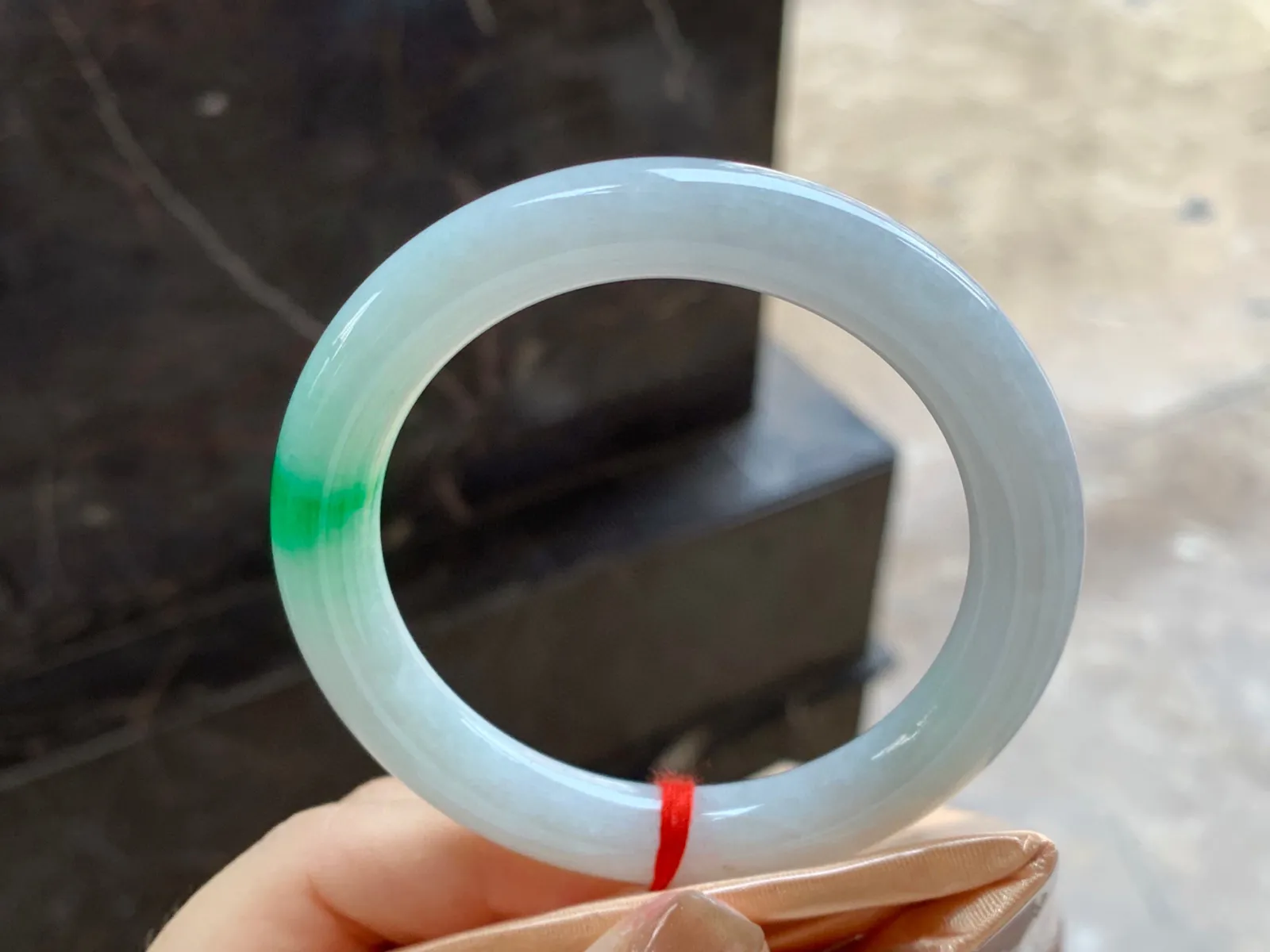 带色圆条手镯
尺寸：53.7-9.2mm
底子细腻～绿色点缀上手好看