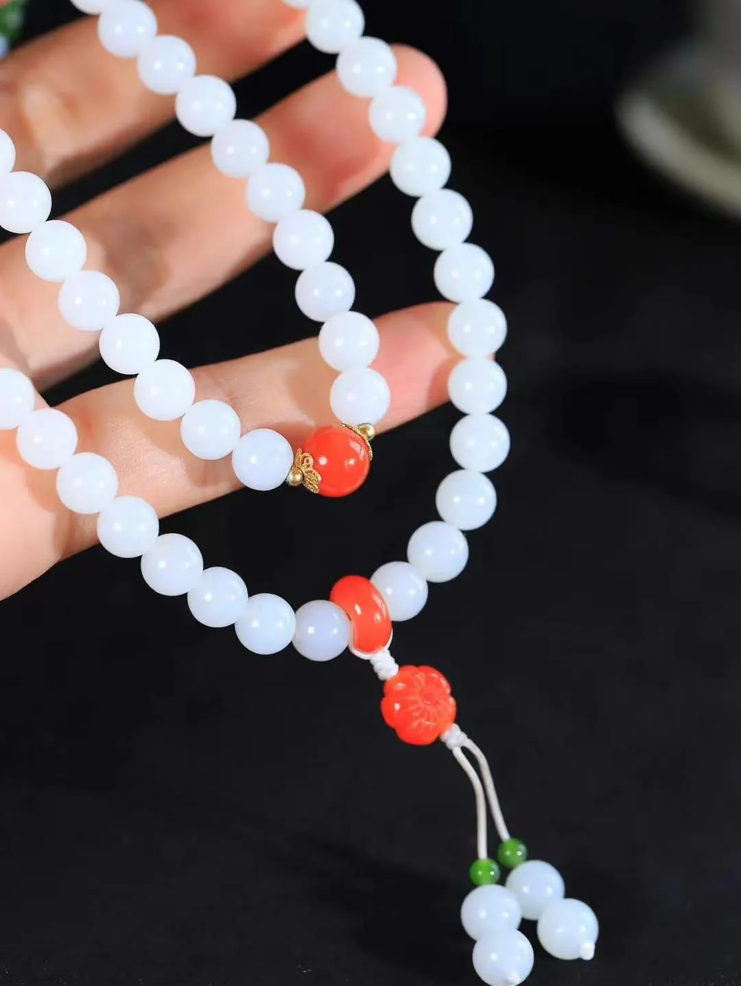 【链.108】

货头精选 和田玉白玉108挂链 玉质温润细腻 油性十足 佩戴舒适。珠珠落玉盘，间关莺语花底滑，一生美好时光，无论身在何处，都有它相伴相守。事事顺遂，幸福美满，吉祥如意。重89.3克 尺寸取一7.8mm FDL-72601693