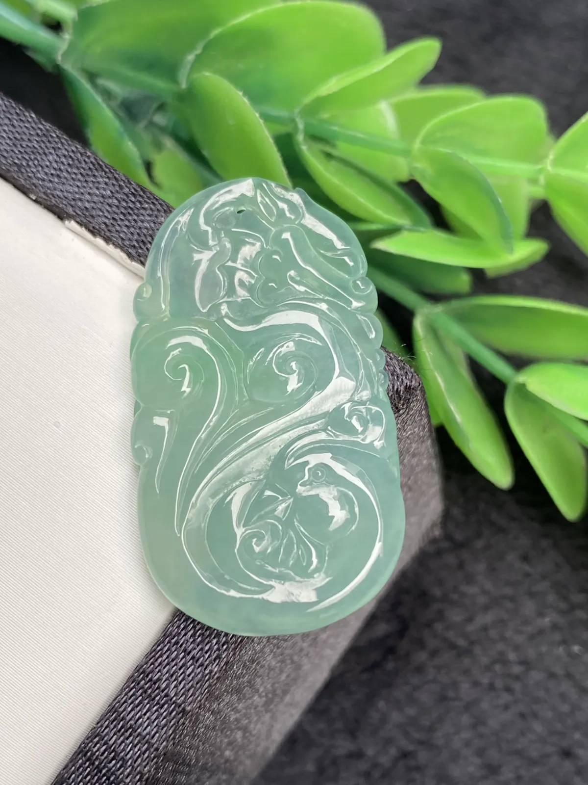 推荐【冰飘绿鱼化龙】精雕，种水超好，水润冰透，无纹裂，细腻种老，飘绿，品相佳～～