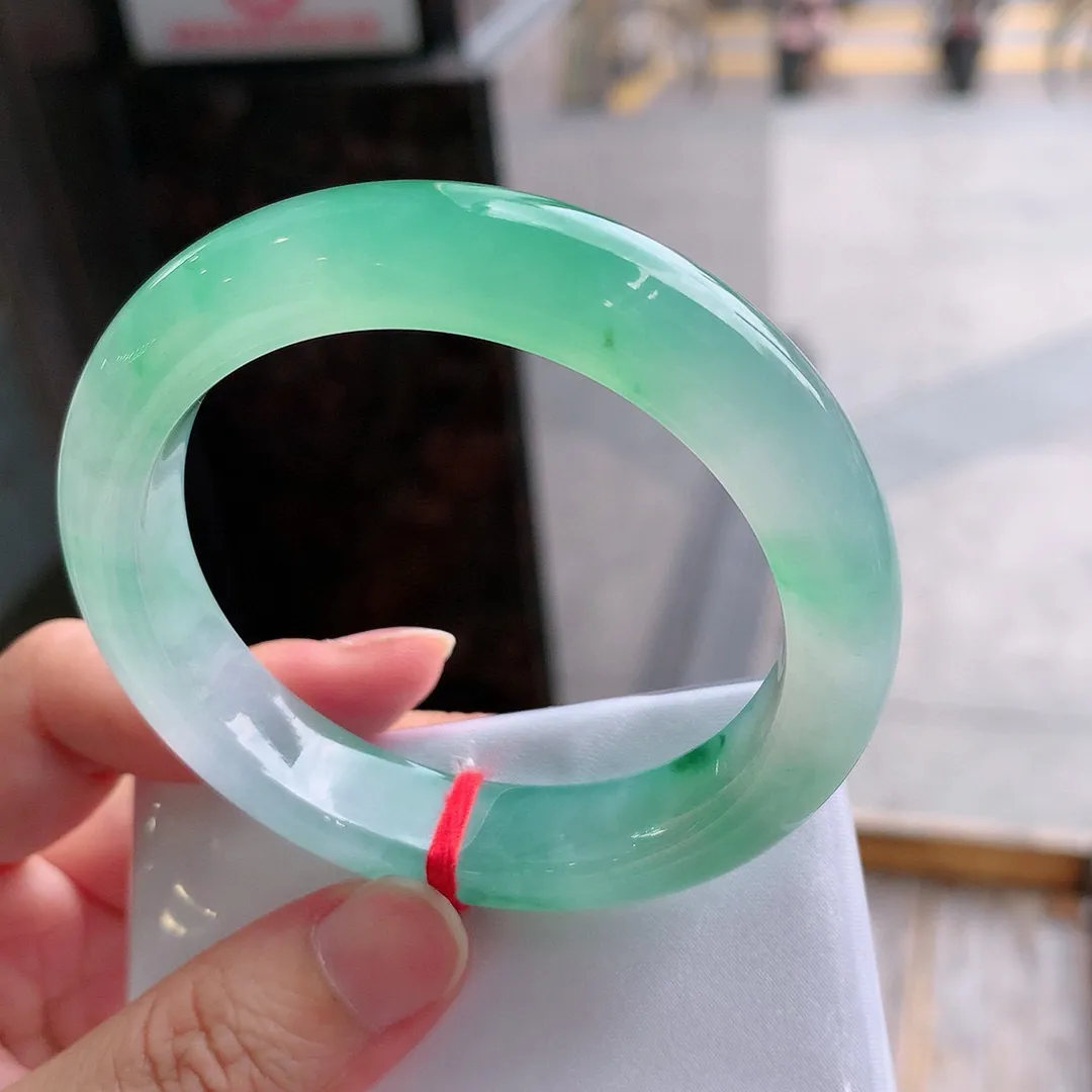 正圈冰玻阳绿 无瑕 尺寸:54.5/12.1/9.2 种色俱佳️️
