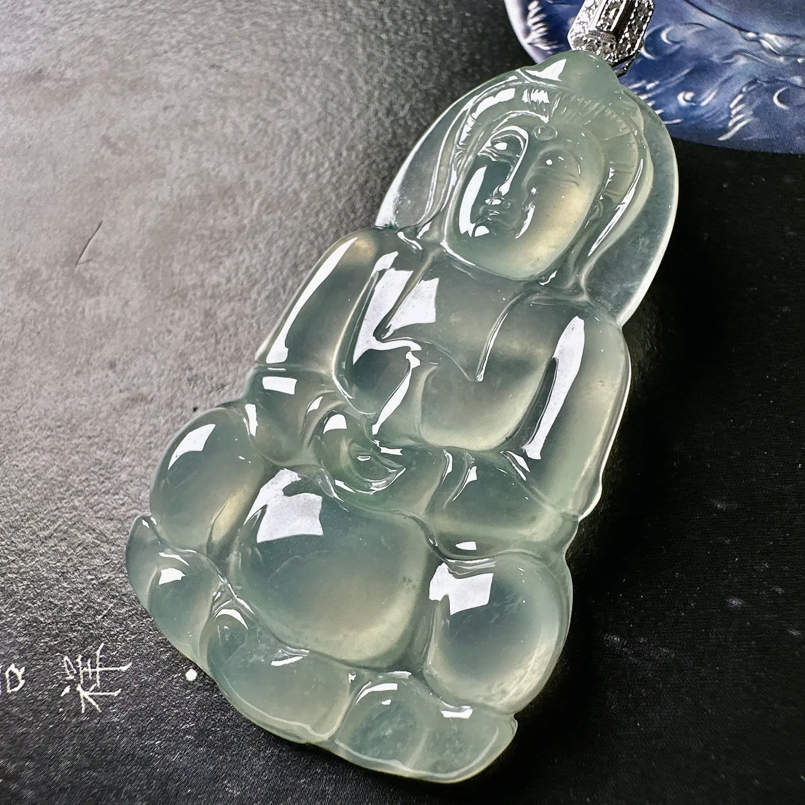 【冰种晴底观音】晶莹剔透，冰感十足，通透闪亮，18k金钻镶嵌，裸石尺寸50.3*29.2*5.4毫米