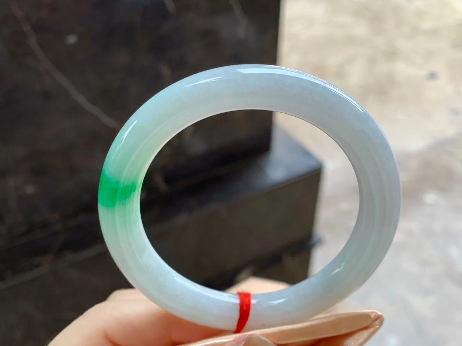 带色圆条手镯
尺寸：53.7-9.2mm
底子细腻～绿色点缀上手好看