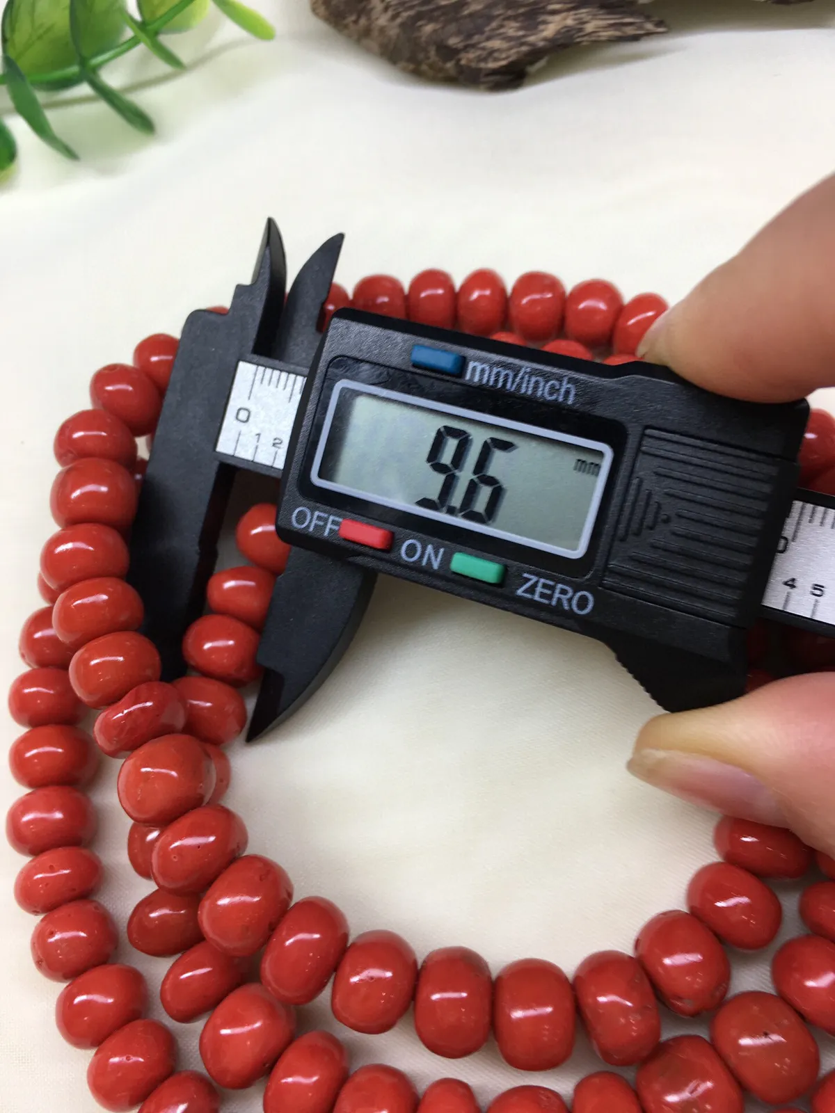 【天然橘红珊瑚9.6mm鼓珠108佛珠链】天然无添加无优化，意大利产地，沙丁材料，橘红色，裸石尺寸约为9.6-9mm，重量为107.21克。珊瑚自古被佛教视为珍宝，深海里千年生长的有生命宝石，有灵性，气场强大，佩戴者更有佛性，更有佛缘！材料限制有天然虫眼。可忽略不计。