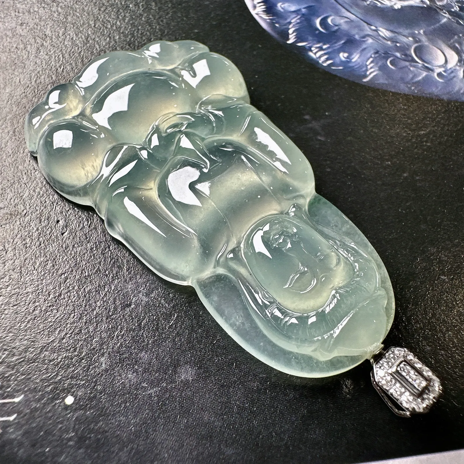 【冰种晴底观音】晶莹剔透，冰感十足，通透闪亮，18k金钻镶嵌，裸石尺寸50.3*29.2*5.4毫米