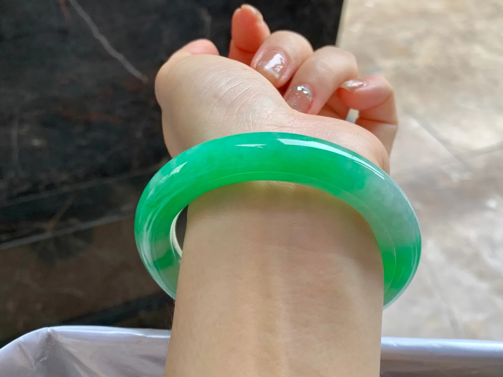 阳绿色圆条手镯
尺寸：55.5-11.5mm
绿色浓郁～上手漂亮