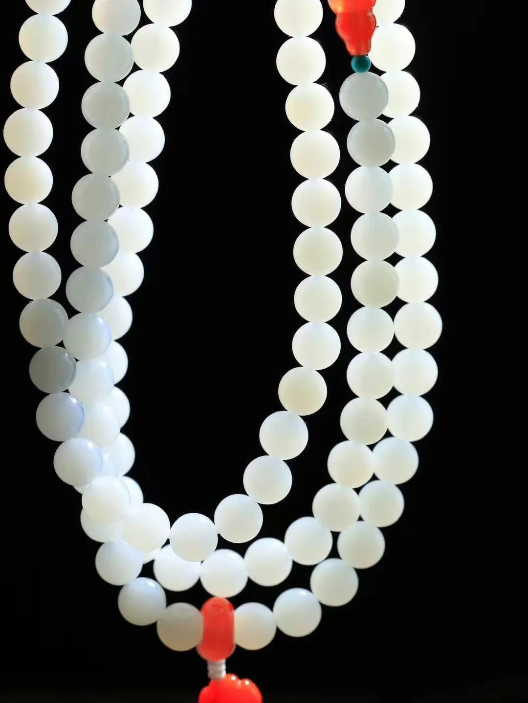 【链.108】

货头精选 和田玉白玉108挂链 玉质温润细腻 油性十足 佩戴舒适。珠珠落玉盘，间关莺语花底滑，一生美好时光，无论身在何处，都有它相伴相守。事事顺遂，幸福美满，吉祥如意。重89.3克 尺寸取一7.8mm FDL-72601693