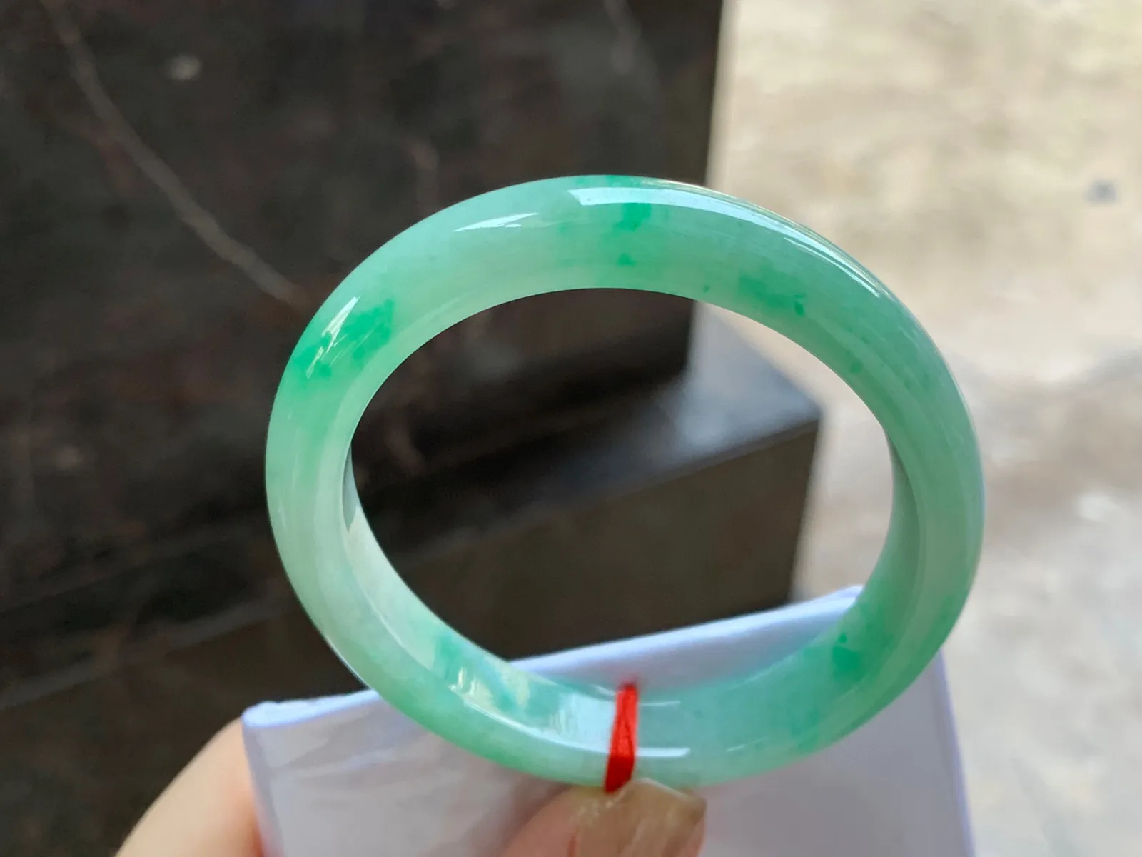 带色贵妃镯
尺寸：55.7-10.4-7.4mm
底子细腻干净～正圈52 53可以戴上手好看
