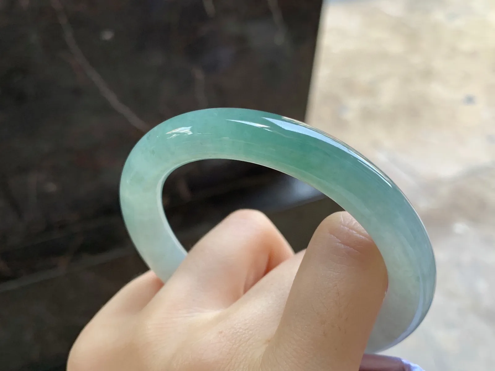 种水圆条手镯
尺寸：56.8-10.1mm
种水好 小清新上手好看