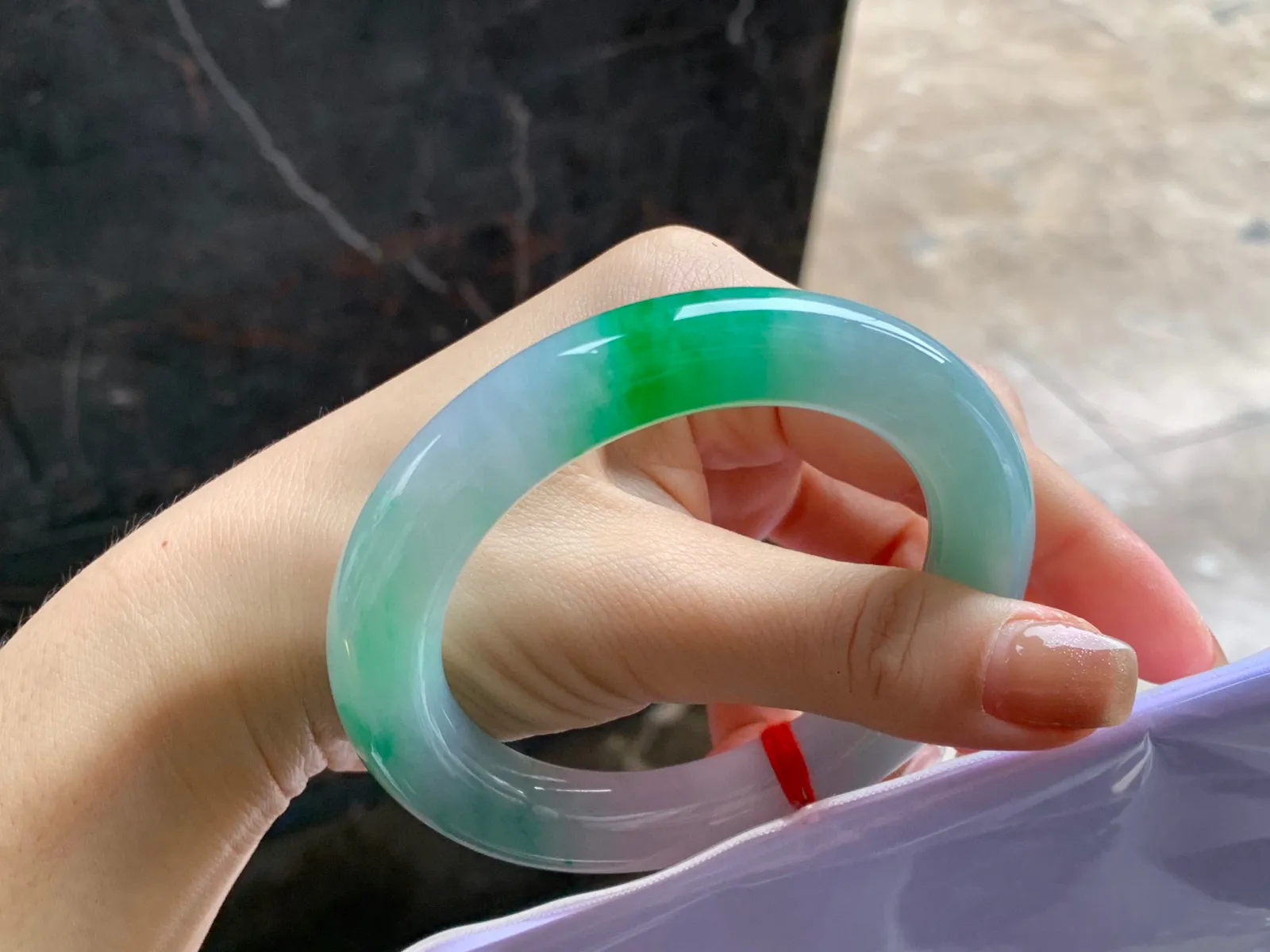 阳绿色圆条手镯
尺寸：56.4-11.6mm
底子细腻干净～绿色浓郁