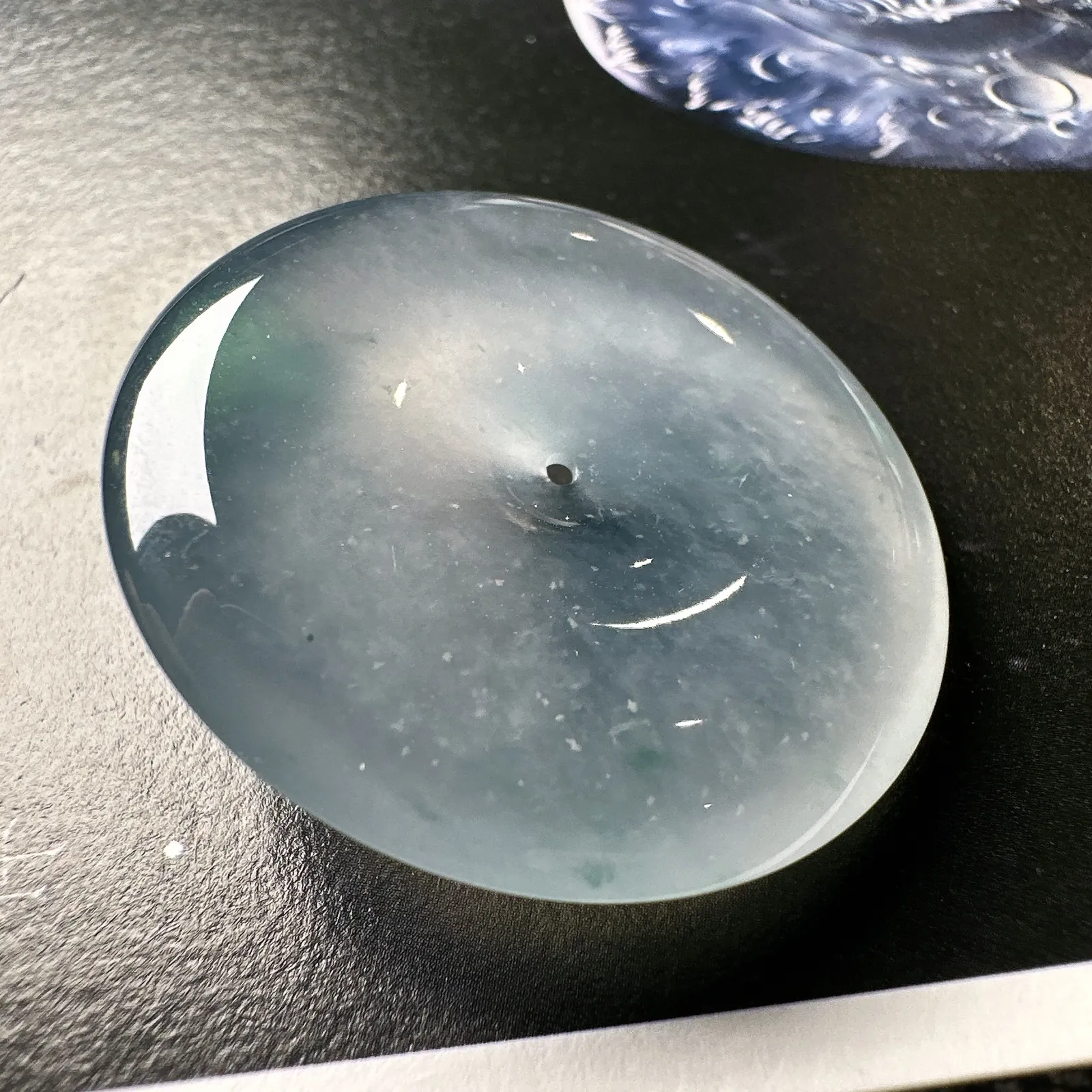 【冰种平安扣】老坑木那雪花棉，质地非常细腻，冰润十足，种老冰透，荧光闪耀