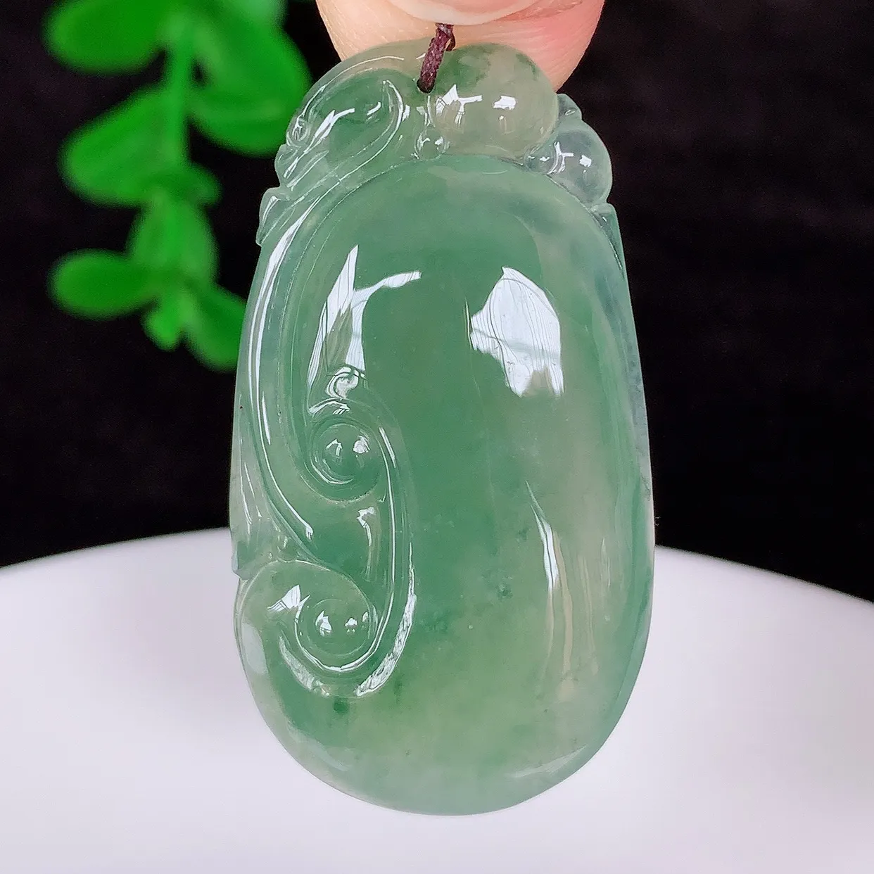 自然光实拍 冰种飘绿翡翠如意吊坠，翡翠如意，上身效果非常美，饱满大气，工艺美，万事如意，如意一生 #01.17