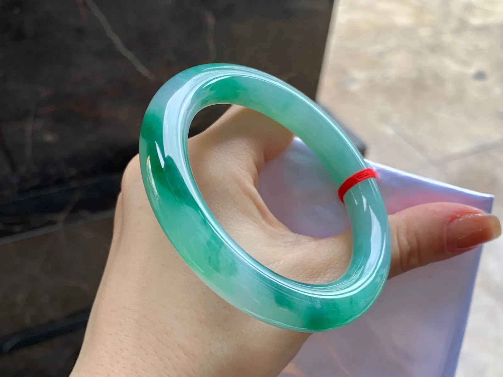 飘绿圆条手镯
尺寸：55.2-10.7mm
底子细腻干净～绿花漂亮大力推荐哦～