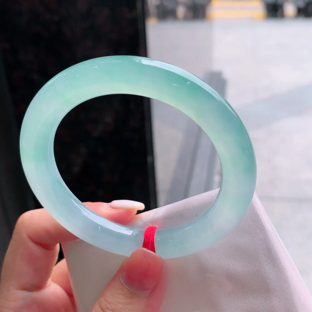 圆条冰玻阳绿 无瑕 尺寸:55.4/10.2 种色俱佳
