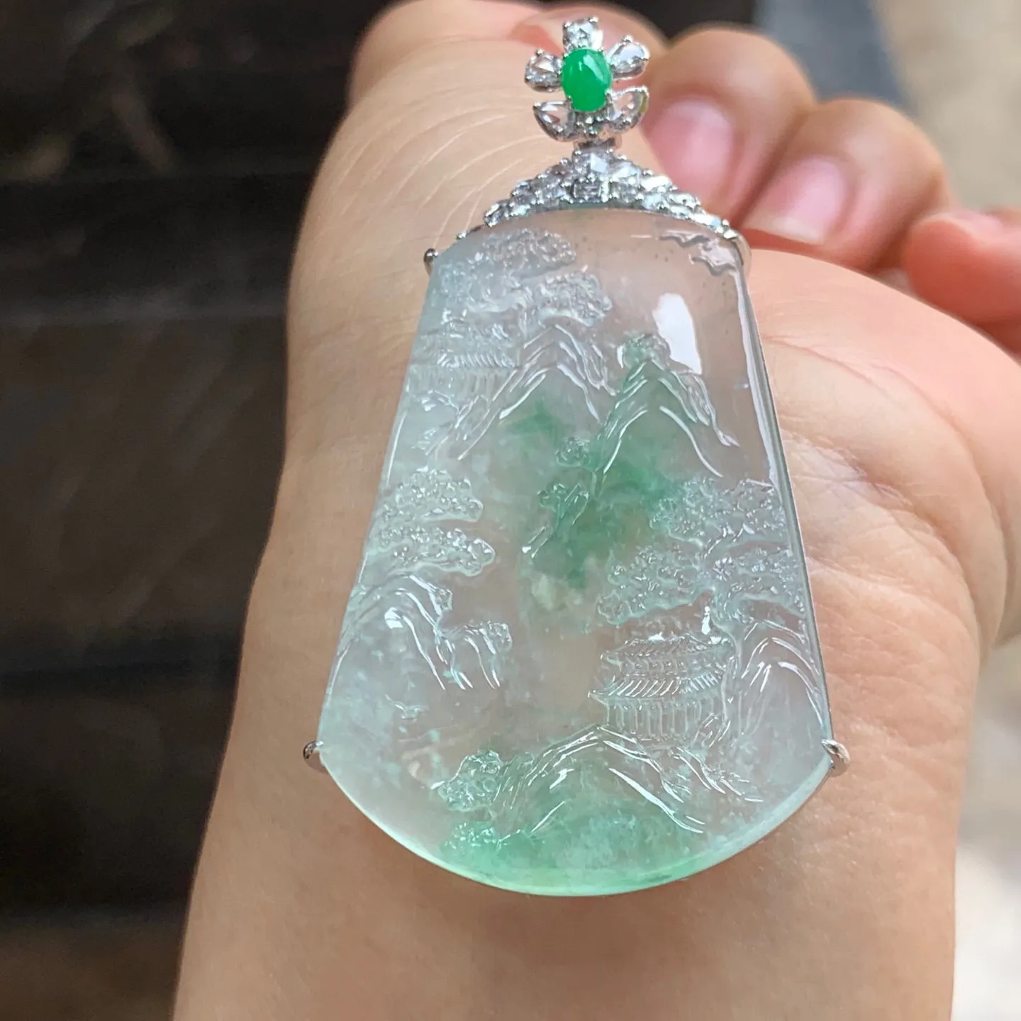 冰种飘绿山水牌 水润冰透 雕工精湛 意境优美