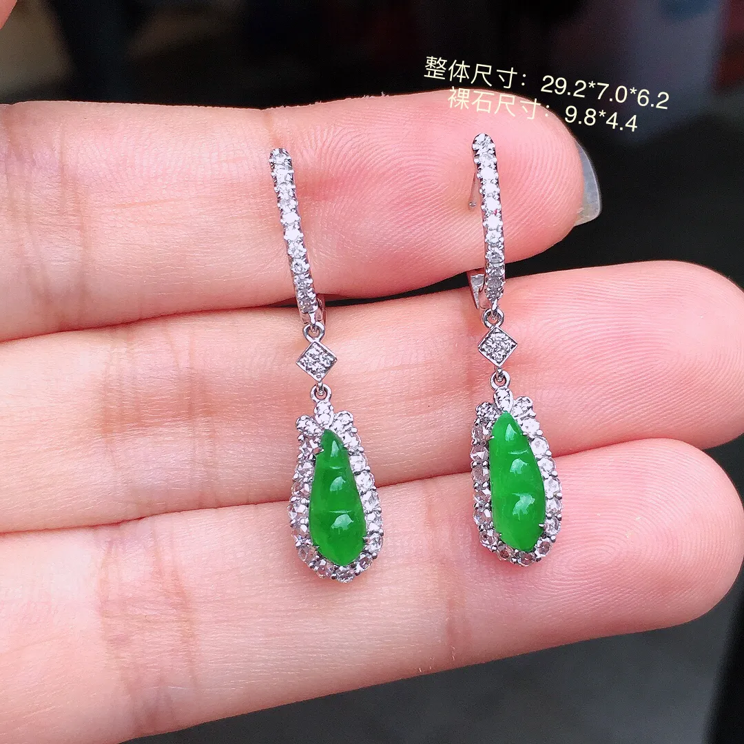 阳绿福豆耳坠，色泽均匀艳丽，玉质细腻，荧光感超
强，饱满圆润，气质满满。18k
金豪华镶嵌