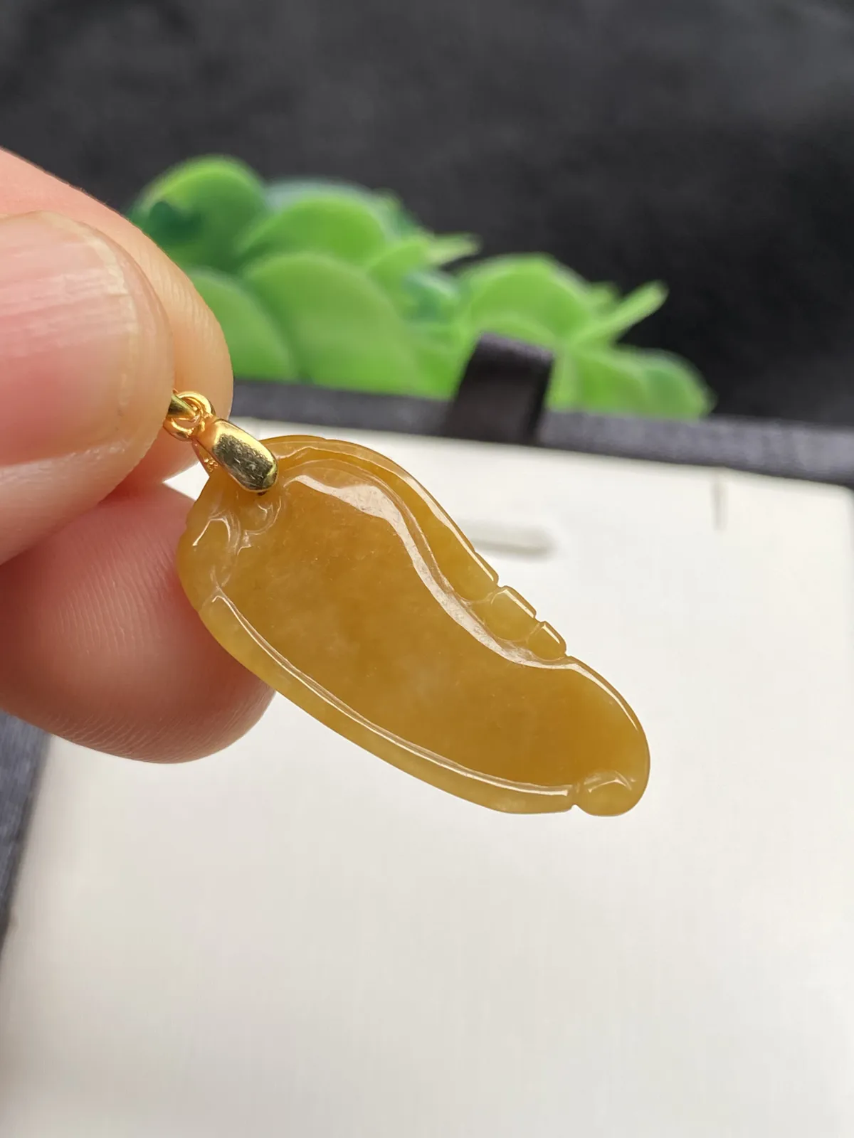 推荐【黄翡福瓜】鸡油黄天然黄翡，无纹裂，水润，细腻，种老，品相佳，带银扣，超值～～石头尺寸28.2*13.8*5.8