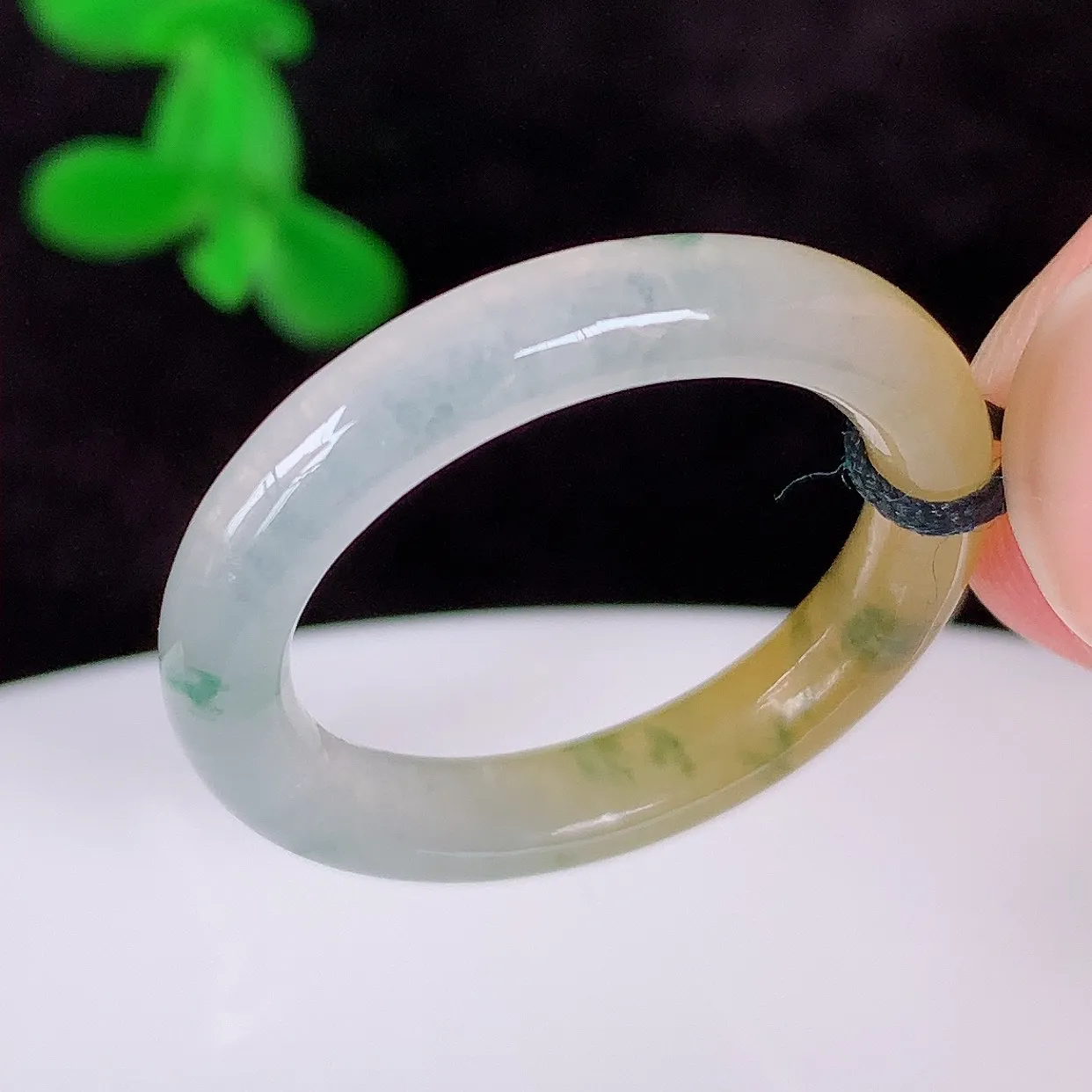 自然光实拍，冰润冰种黄翡17.5mm内径翡翠指环，玉戒指，玉质莹润，好精美好冰润的指环，15圈口，上手纤巧！#1.17