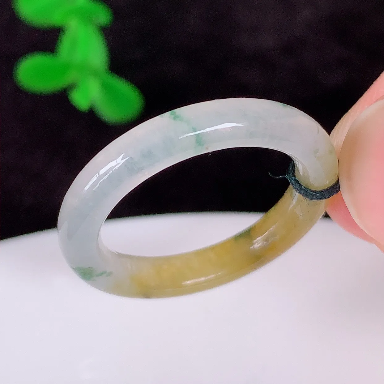 自然光实拍，冰润冰种黄翡17.5mm内径翡翠指环，玉戒指，玉质莹润，好精美好冰润的指环，15圈口，上手纤巧！#1.17