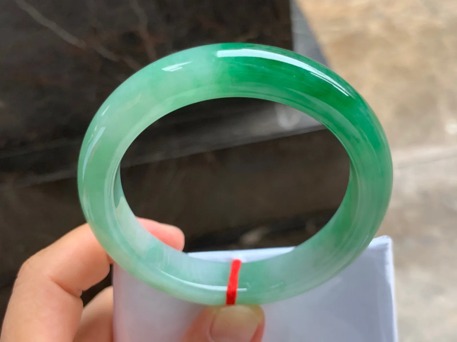 56-12.5-9mm
带色手镯 底子细腻 一段辣绿色