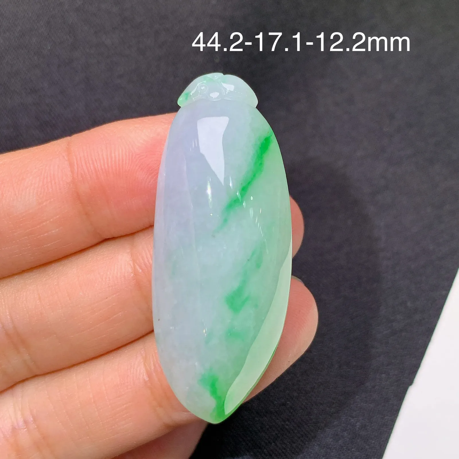 飘绿福瓜，冰润饱满，玉质细腻，种水足 尺寸44.2*17.1*12.2