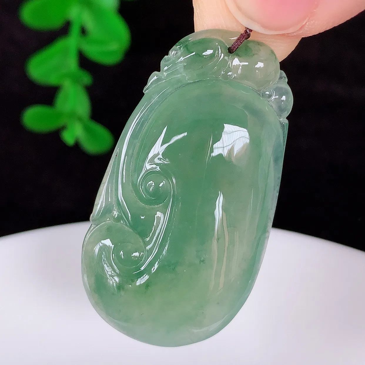 自然光实拍 冰种飘绿翡翠如意吊坠，翡翠如意，上身效果非常美，饱满大气，工艺美，万事如意，如意一生 #01.17