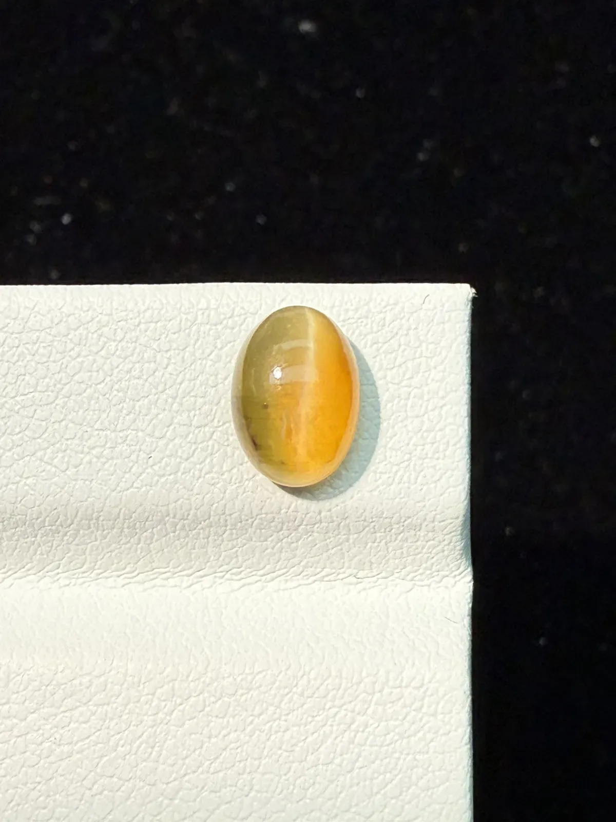 1.395ct天然欧泊猫眼裸石，尺寸8.9*6.4*4.6mm，颜色美艳 ，眼线犀利