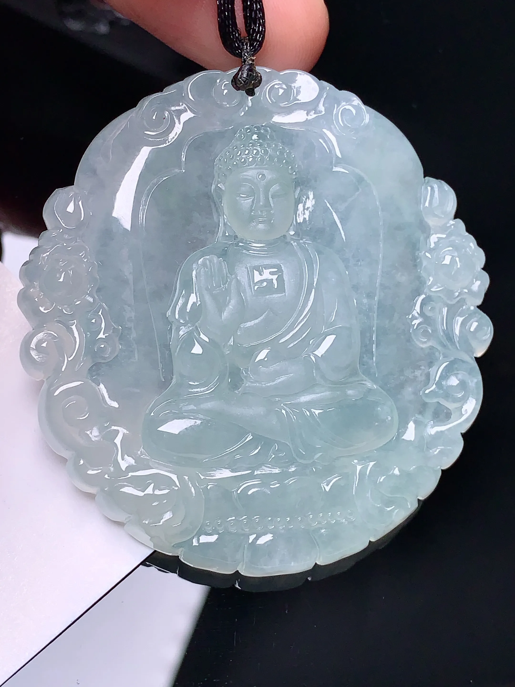 冰种大日如来佛祖吊坠 玉质细腻 水润亮眼  整体尺寸52.8*50*6