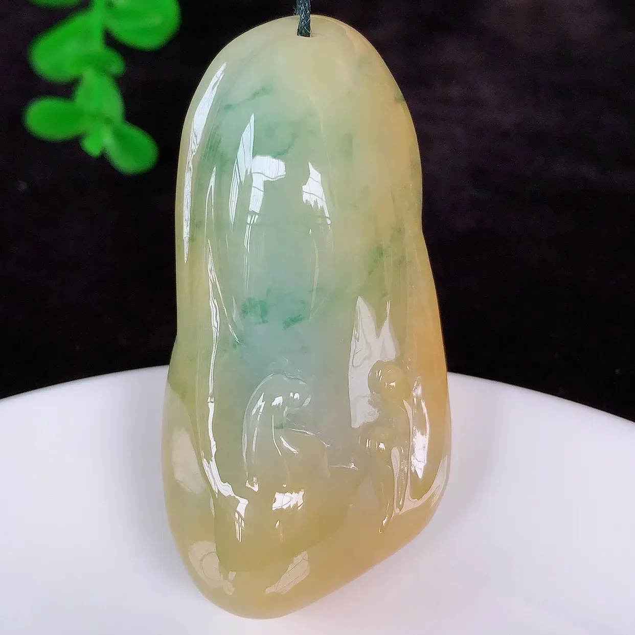 自然光实拍，厚装冰润冰糯种双彩黄加绿翡翠悟道吊坠，翡翠悟道寓意“祥和，安宁，吉祥，幸福”，佩戴效果优雅迷人，性价比超高！#60.17