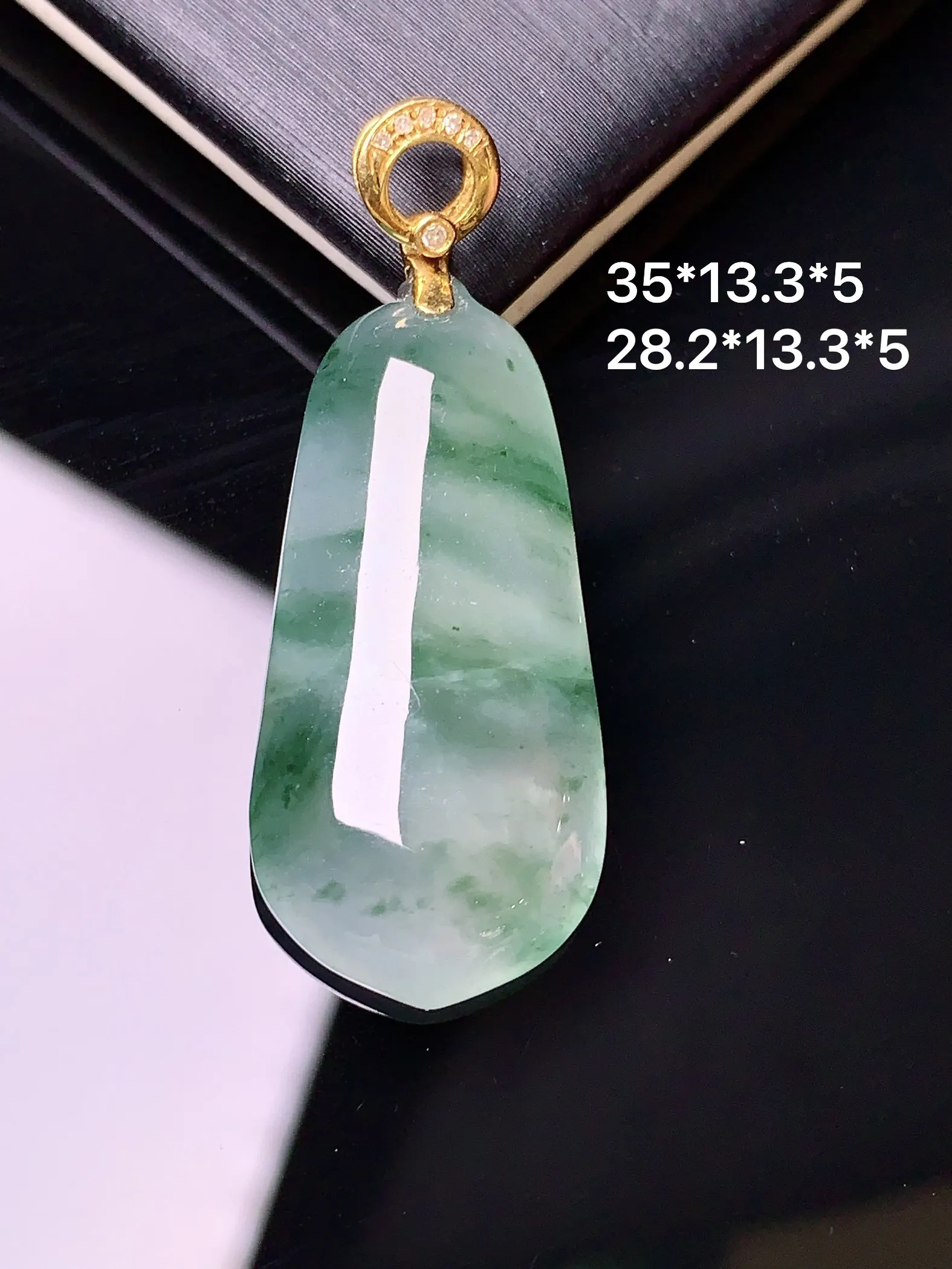 18k金钻镶嵌冰种飘绿福瓜吊坠 玉质细腻 色泽艳丽 整体尺寸35*13.3*5