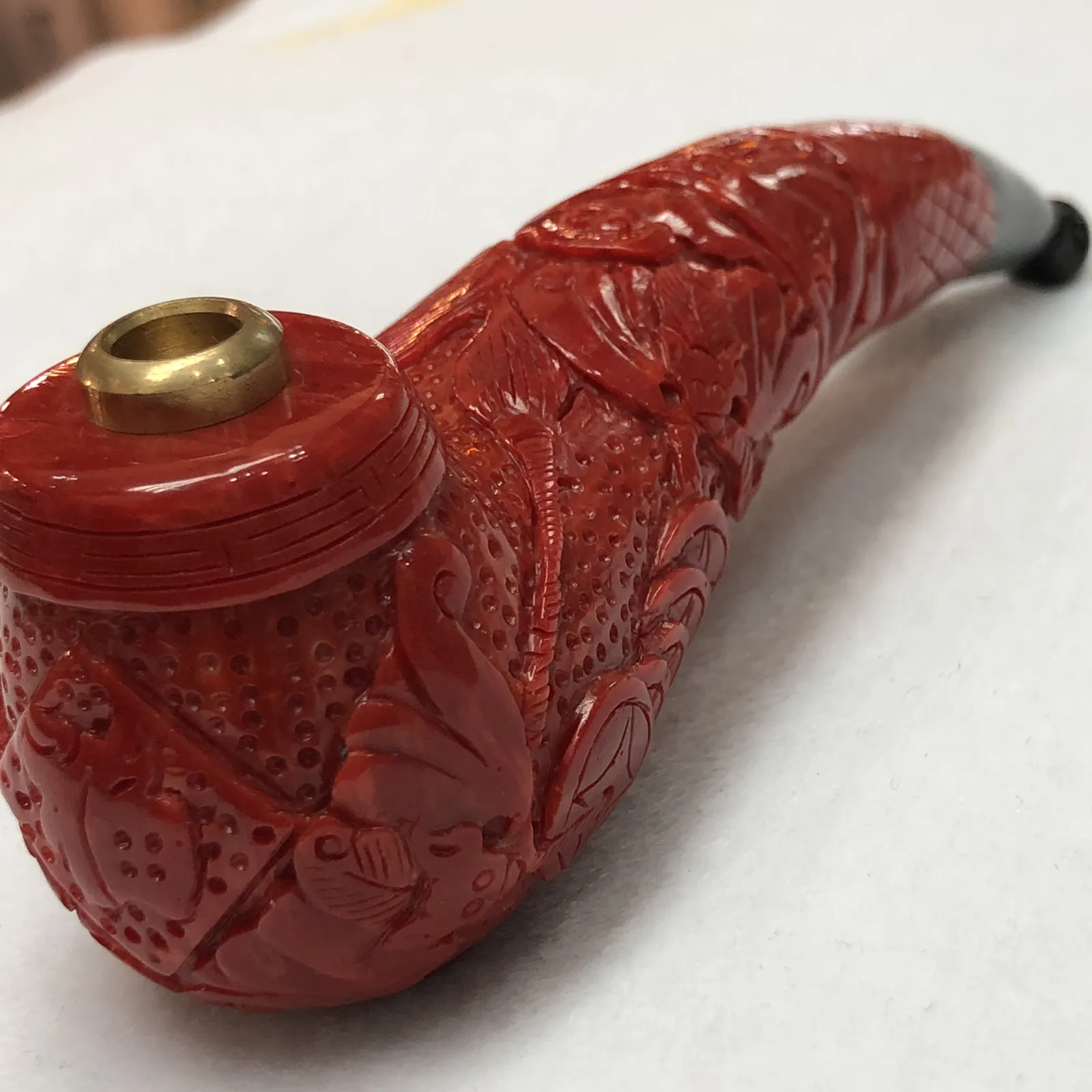 【红珊瑚福在眼前烟斗】钱在福在！采用台湾拼接工艺，精心选料，精心雕刻，黑色为人造牛角材料，尺寸：长135mm，宽39.2mm，高46.8mm，重量156.42克！珊瑚属有机宝石，色泽喜人，质地莹润，生长于远离人类的深海中。与珍珠、琥珀并列为三大有机宝石，在东方佛典中亦被列为七宝之一，自古即被视为富贵祥瑞之物。红色代表着吉祥、喜庆、热烈、奔放、激情、斗志！