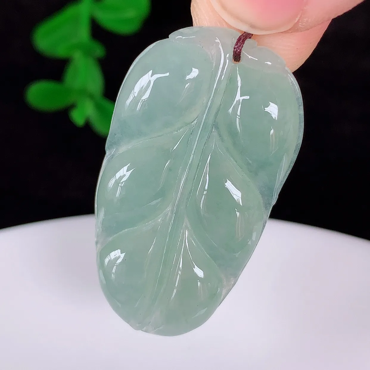 自然光实拍，冰润冰种翡翠事业有成叶子吊坠，莹润且起胶，叶子清秀优雅，佩戴大业有成！#57.17