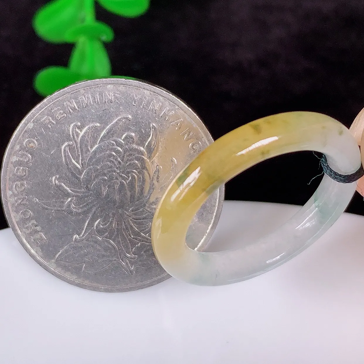 自然光实拍，冰润冰种黄翡17.5mm内径翡翠指环，玉戒指，玉质莹润，好精美好冰润的指环，15圈口，上手纤巧！#1.17